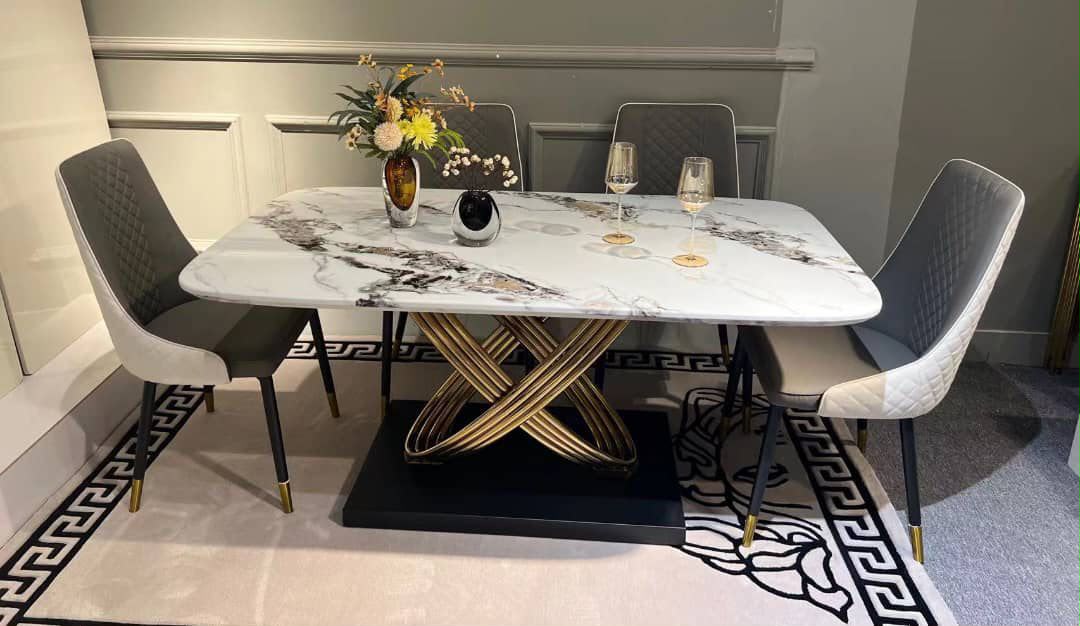 Table à Manger Marbre avec Pieds Croisés Dorés + 4 Chaises Grises