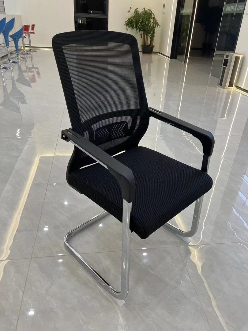 Chaise Visiteur Maille Noire avec Appui Lombaire