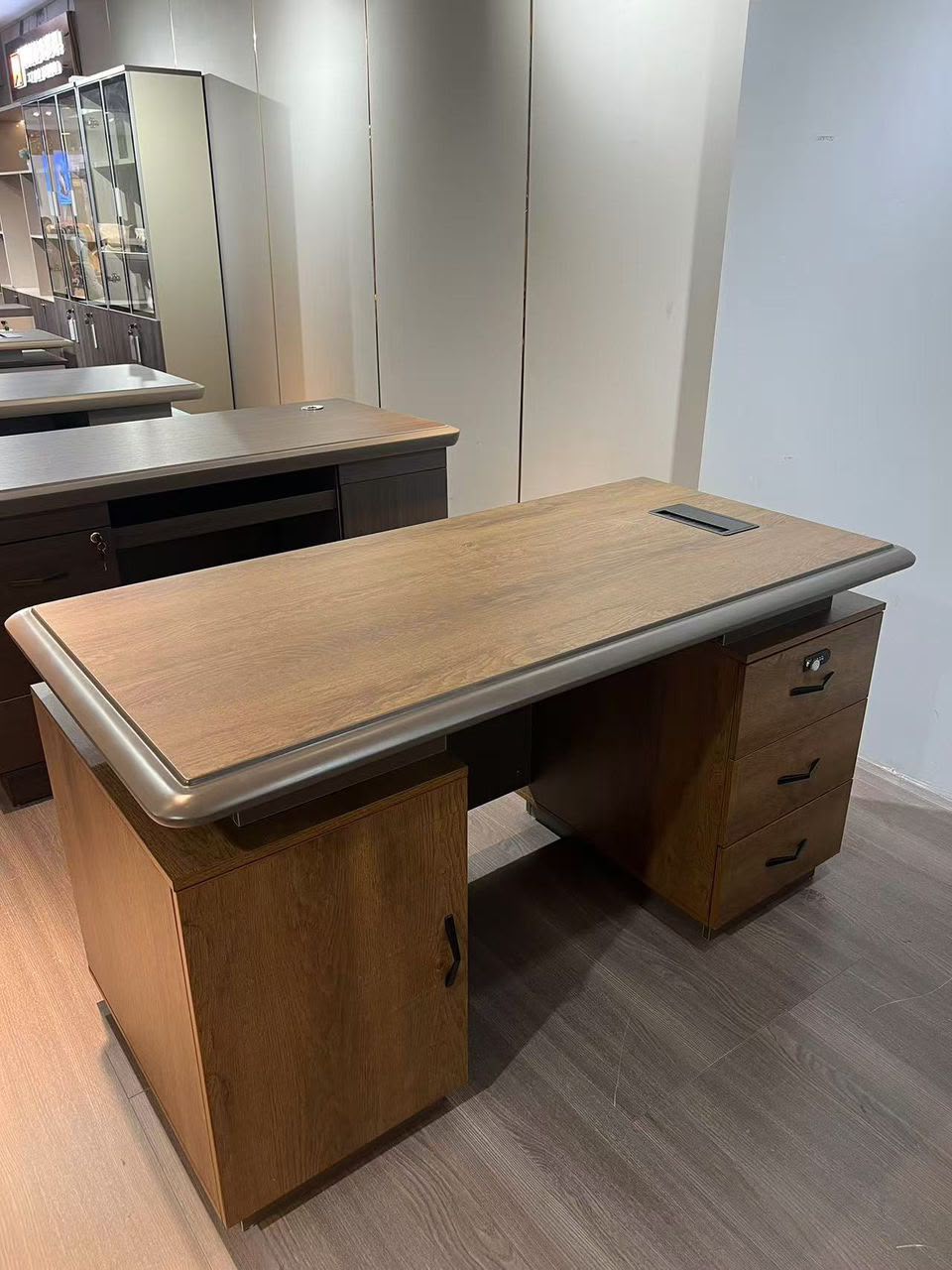 Bureau avec Caisson 3 Tiroirs et Placard Latéral — photo 2